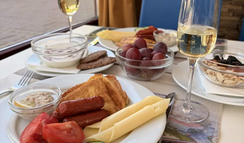 Hotel Bassiana S�rv�r